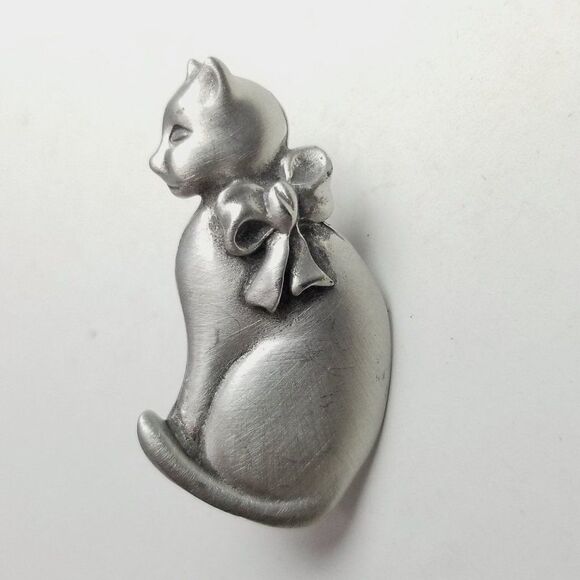 Vintage Sitting Cat Shape Brooch with RIbbon Bow Collar Lapel Pin, Estate - Picture 2 of 6